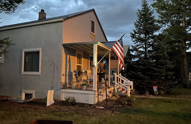 Homey Cottage- Close to Attractions- 3 bedrooms- Sleeps 10-13