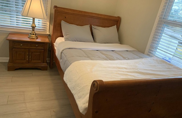 Homey, cozy, spacious, family friendly. Close to restaurants, shopping centers.