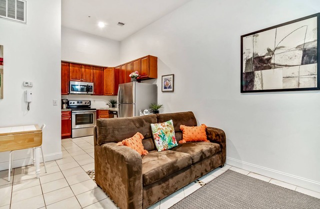Homey First Floor Flat near the Convention Center-Center City/Chinatown