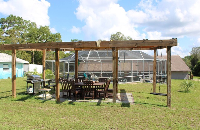 Homosassa tranquil getaway home with pool, hot tub and pergola. Pet friendly!