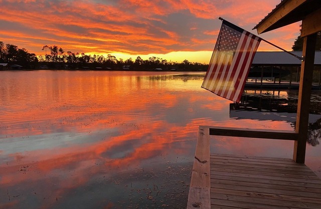 "Honey Hole on Lake Seminole" Lake front home with Boat Lift and Beautiful Views