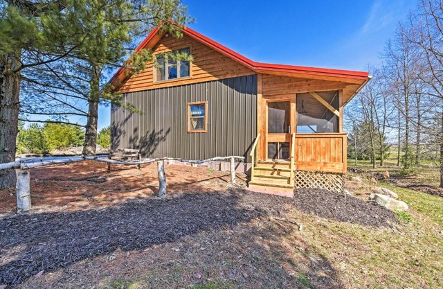 Honey House Cabin - A Quiet Countryside Retreat!