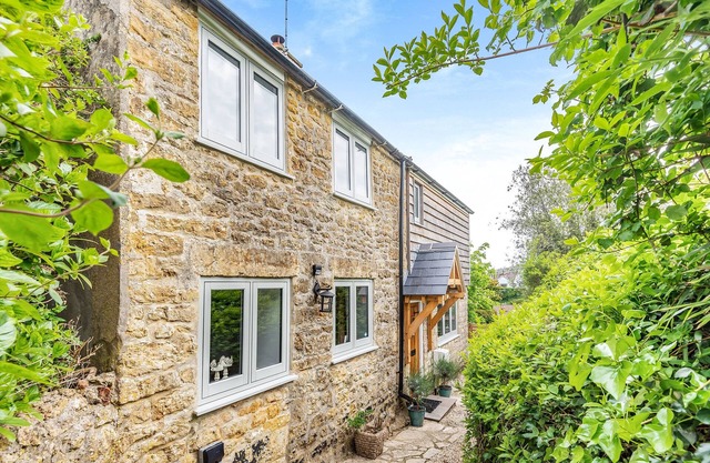 HONEYPOT COTTAGE, pet friendly, with open fire in Burton Bradstock