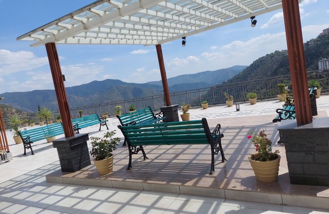 HOP stays Shimla - Luxury 2BHK {Free Parking + Lift + Caretaker + Terrace + Pet}