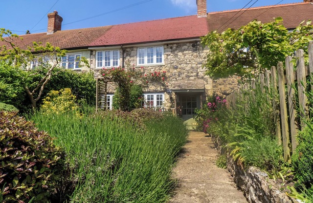 HOPE COTTAGE, pet friendly, luxury holiday cottage in Beer