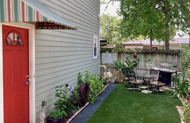 Hopkins House Garage Apartment in Lively Montrose Section of Houston