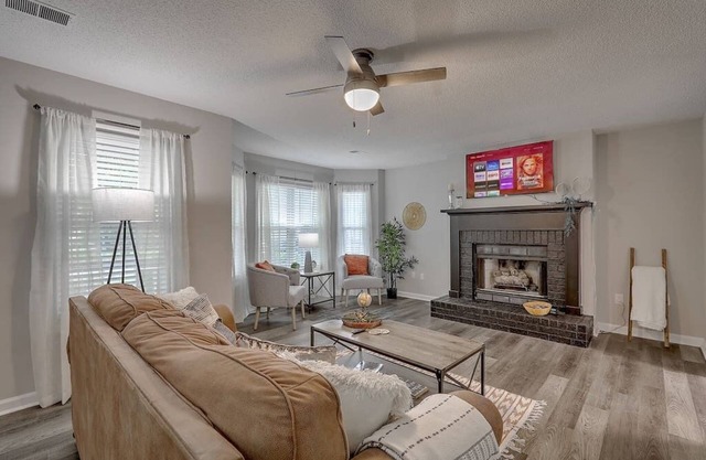 Hopper · CHAS, SUMMRVLL/NEXTON Comfort Near Everything!