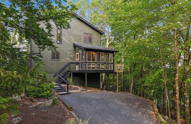 Hopskip Retro Chalet Firepit Deck Gas Grill Indoor Pools & Tennis-Pickle