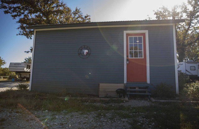 Horseshoe Cabin 3 - Swim in the Blue Lagoon - Dog Friendly!