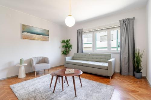 HostWise - Bright & Spacious Flat w/Garage