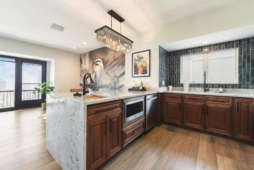 HostWise Stays - Grandview Penthouse - Sweeping City Views, High End Living