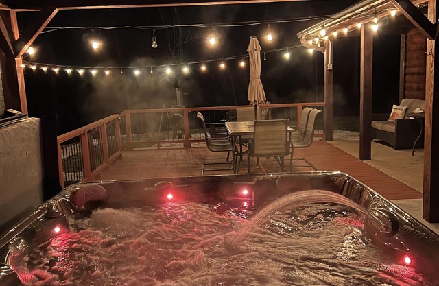 Hot tub! 25-30 Minutes N of Broken Bow Lake! River View. High Speed Fiber Wifi!