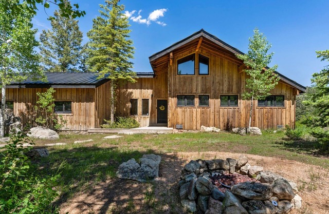 Hot Tub, 3 Min to Skiing, Incredible Deck/Views!