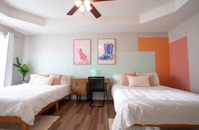 Hot tub *3 mins to i49* Bike In/Out