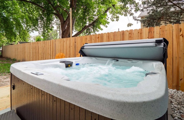 Hot Tub|5 Mins from Cedar Point|Modern Updates