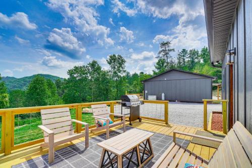Hot Tub and Mtn Views Pet-Friendly Englewood Cabin