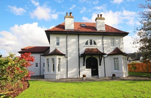 Hot tub, beautifully restored Manse. Fantastic midweek rates available.