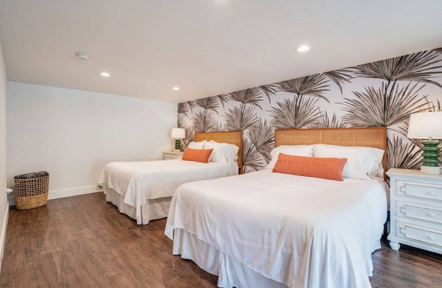 Hot Tub, Central Location, Stylish, 2BR/1BA