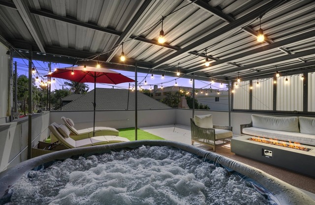 Hot Tub - EV Charger - Firepit - Spacious Garage!