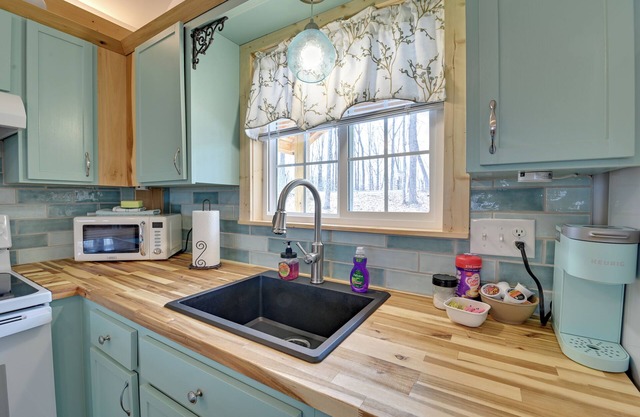 Hot Tub & Fire Pit: Romantic Getaway in Frenchburg