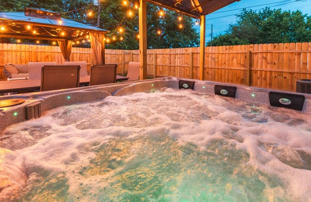 Hot Tub, fully fenced, and dog friendly!
