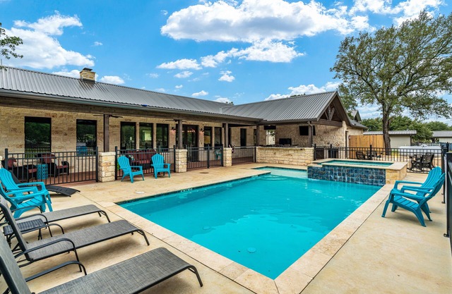 Hot tub+huge outdoor family gathering area. On the golf course & a short drive to THE Frio River.