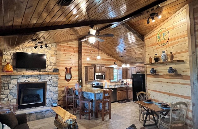 Hot Tub! Just 25-30 Minutes N of Broken Bow Lake. Firepit! High Speed Wifi!
