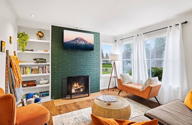 Hot Tub! Pets! Green Clean-Walking Distance to Proctor District