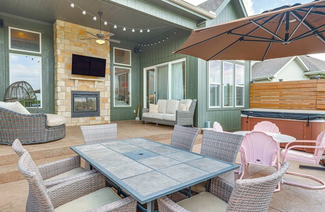 Hot Tub & Playset: Family Home in Overland Park!