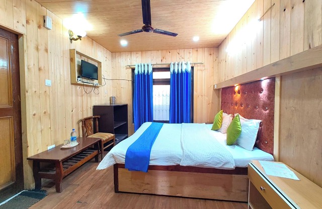 Hotel Chinar Lake View Near Mall Road