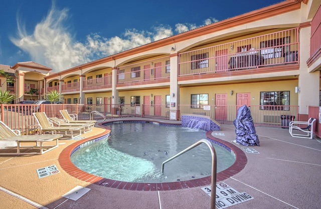 Hotel in Downtown Port Isabel Room with AC, WiFi, Refrigerator, Microwave & Pool