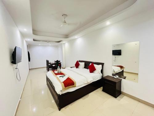 Hotel Lotus Villa - Near Nehru Enclave Metro Station