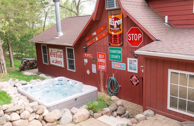 HotTub, PingPong, Firepit, 2 LivingRooms just .67 mi to beach