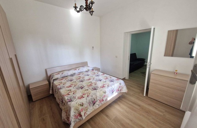 House sleeps 4 with garden by the sea