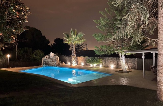 HOUSE 20km from BARCELONA, WITH SAUNA AND PRIVATE POOL. SEA AND MOUNTAIN VIEWS.