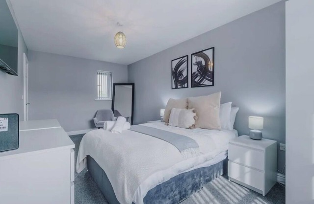 House 3 Bed Sleeps 6 -Pets Ok -Patio -Free Parking