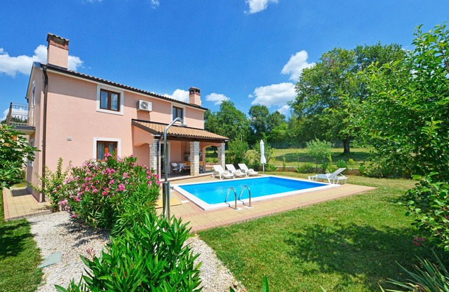 House 377/857 (Istria - Sveti Lovreč), 18000m from the beach