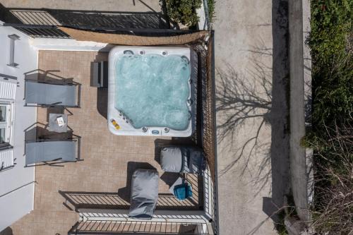House Aggeliki Jetted Tub