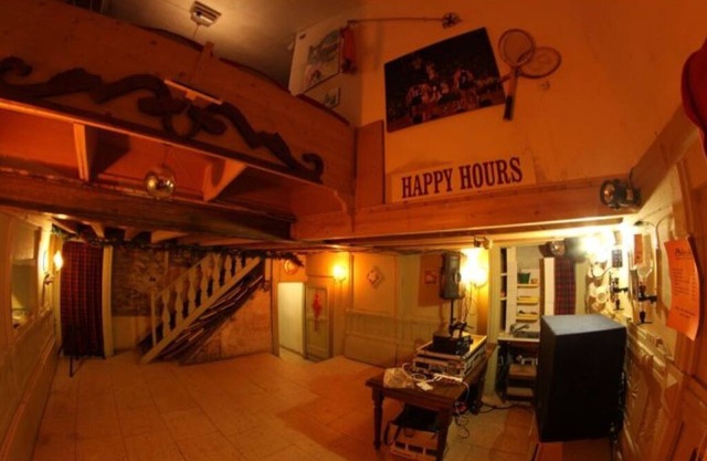 House at 800 meters of altitude with more than 15 beds and table places for 30