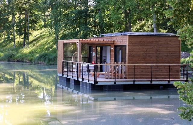 House Boat 'L'Õdacieuse : Écolodge Flottant Et Unique' with Lake View, Terrace and Air Conditioning