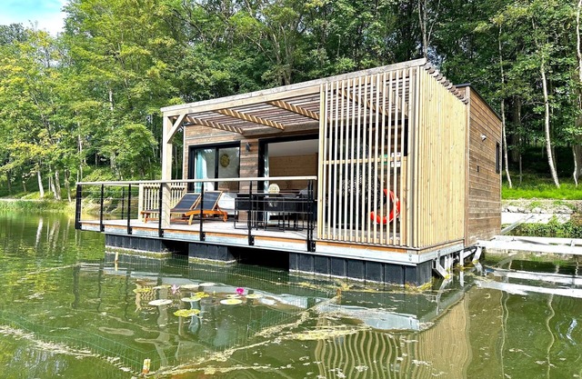 House Boat 'L'Othentique, Écolodge Flottant' with Lake View, Shared Garden and Air Conditioning