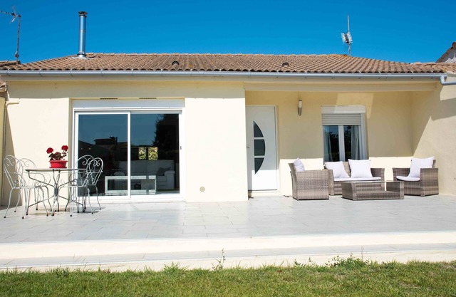 HOUSE, CONTEMPORARY COMFORT AND TRANQUILITY 15 MINUTES FROM THE BEACH