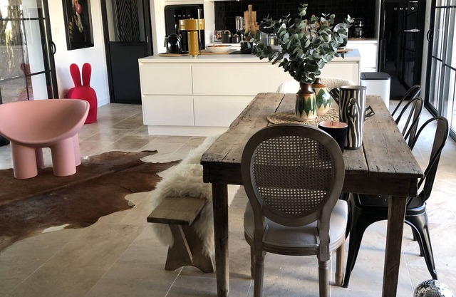 House enclosed by walls not overlooked in a quiet area near the island of Oléron