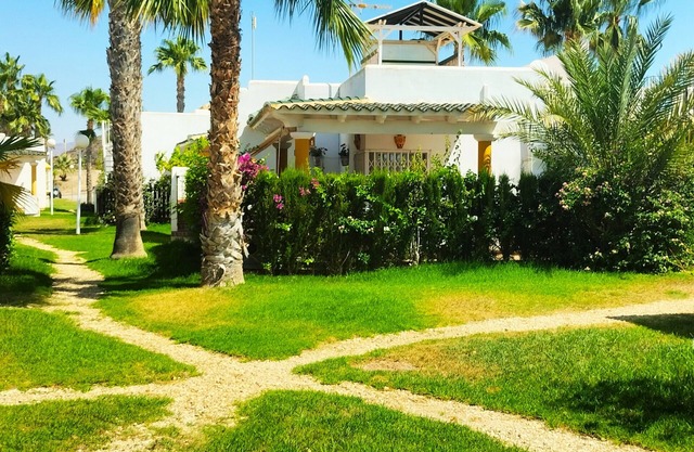 House with terrace of flowers and solarium, near beaches, A/C, wifi, Sat TV, BBQ