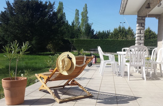House, garden, fishing at 500 m, private tennis shared with owners, wifi
