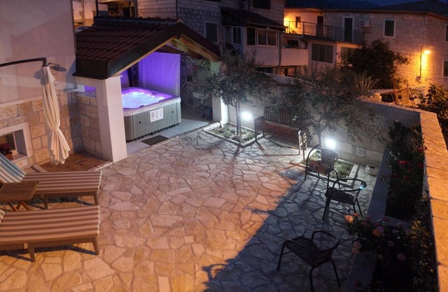 House in Mravince with whirlpool and garden