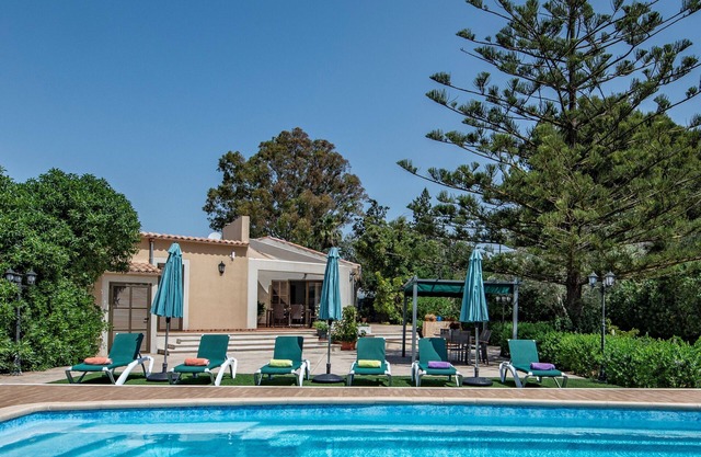 HOUSE IN THE AREA OF CALA BONA WITH POOL AND GARDEN