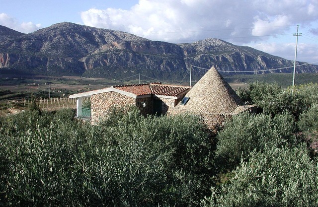 House in the Countryside surrounded by greenery at the foot of the supramonte