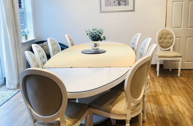 House In the Heart of town 15 min from Manchester City. (Sleeps 15+)