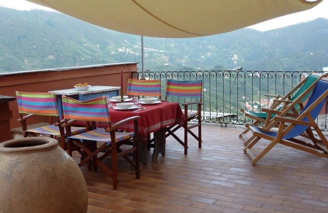House in the mountain village with fantastic terrace; 10 min. From Levanto beach